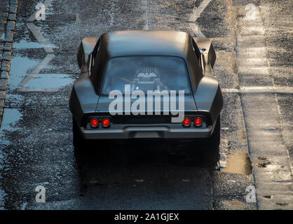 Ein Dodge Charger auf den Straßen von Edinburgh während der Dreharbeiten zu Schnell und wütend 9 im September 2019. Entlang Cowgate. Stockfoto