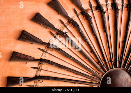 Waffen, die die Wände im Inneren der Stadt Palast in Rajasthan, Jaipur Indien dekorieren Stockfoto