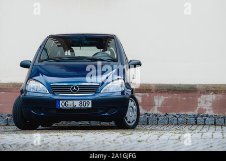Frankfurt, Deutschland - May 23, 2017: Neue blaue Mercedes-benz A klass Mini Auto auf gepflasterten Straße in der Nähe der weißen Wand geparkt Stockfoto