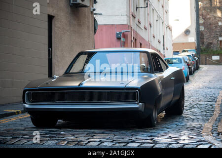 Ein Dodge Charger auf den Straßen von Edinburgh während der Dreharbeiten zu Schnell und wütend 9 im September 2019. Bei Stevenlaw in der Nähe entlang Cowgate. Stockfoto