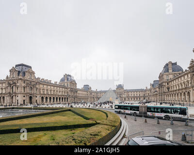 PAris, Frankreich - 20 Jan, 2019: Luftaufnahme von Leuten, Louvre Museum und Pyramide im Zentrum von Paris an einem kalten Tag im Winter Stockfoto