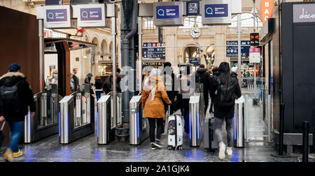 Paris, Frankreich - 20 Jan, 2019: Französische Passagiere warten die sichere Schranke die Züge auf der Plattform in Gare du Nord zu gelangen Stockfoto