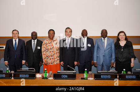 Vereinten Nationen, UN-Generalversammlung Veranstaltungen Woche im UN-Hauptquartier in New York. 26 Sep, 2019. Chinesischen Staatsrat und Außenminister Wang Yi (C) trifft sich mit dem Außenminister von Cote d'Ivoire, Guinea und Südafrika - Mitglieder der Vereinten Nationen (UN) Sicherheitsrat, und Niger und Tunesien, eingehende Mitglieder des UN-Sicherheitsrats, am Rande der 74. Tagung der Generalversammlung der Vereinten Nationen auf hoher Ebene Veranstaltungen Woche im UN-Hauptquartier in New York, Sept. 26, 2019. Quelle: Liu Jie/Xinhua/Alamy leben Nachrichten Stockfoto