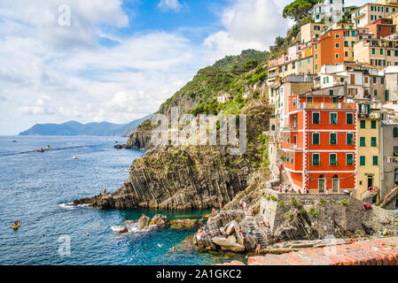 Riomaggiore, Cinque Terre, Italien - 17. August 2019: Dorf am Meer bucht, bunten Häusern an der felsigen Küste. Naturschutzgebiet Resort populär in Europ Stockfoto