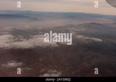Landschaft Luftaufnahme der Bergkette Wolken und mexikanische Land nahe Tijuana Mexiko Stockfoto