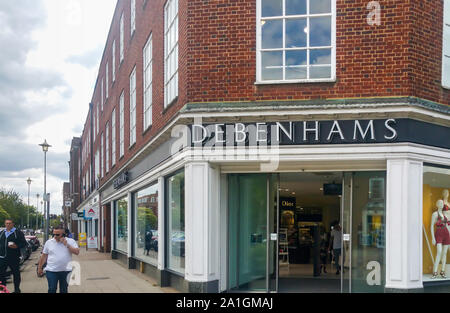 WELWYN GARDEN CITY, UK - 26. SEPTEMBER 2019: Debenhame store Front in Welwyn gardencity Stadtzentrum Stockfoto