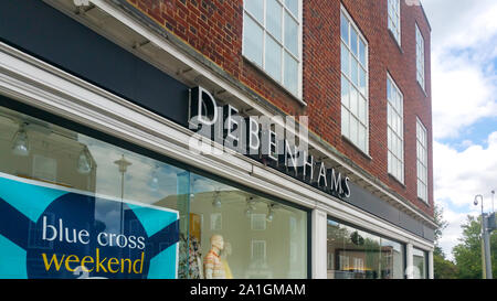 WELWYN GARDEN CITY, UK - 26. SEPTEMBER 2019: Debenhame store Abstellgleis mit Logo in Welwyn Garden City Zentrum Stockfoto