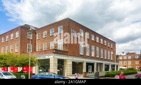 WELWYN GARDEN CITY, UK - 26. SEPTEMBER 2019: John Lewis store Elevation mit Logo in Welwyn Garden City Zentrum Stockfoto