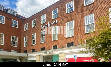 WELWYN GARDEN CITY, UK - 26. SEPTEMBER 2019: John Lewis hinten store Elevation mit Logo in Welwyn Garden City Zentrum Stockfoto