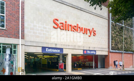 WELWYN GARDEN CITY, UK - 26. SEPTEMBER 2019: Sainsbury's Parkplatz Einfahrt mit Logo in Welwyn Garden City Zentrum Stockfoto