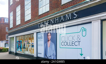 WELWYN GARDEN CITY, UK - 26. SEPTEMBER 2019: Debenhame store Elevation mit Logo in Welwyn Garden City Zentrum Stockfoto