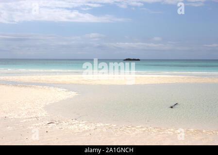 Perfekte White Beach auf Grand Bahama Island. Ein flaches Blatt von Wasser in den Vordergrund - super zum Paddeln an einem heißen Tag. Ein ruhiger Morgen im April. Stockfoto