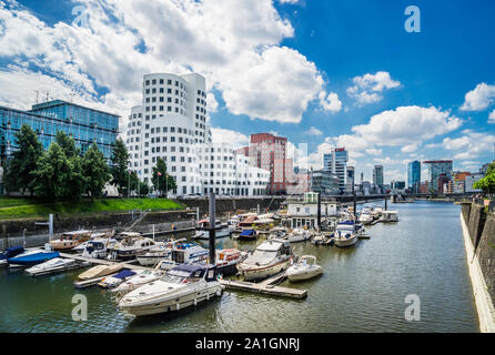 Marina Düsseldorf mit Blick auf den innovativen verzogen - suchen Gehry-bauten, Medien Hafen im Hafen von Düsseldorf, Nordrhein-Westfalen, Deutschland Stockfoto