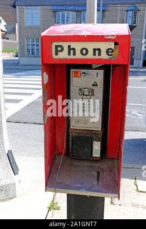 Rote Münze - öffentliche Telefonzelle auf der Carnegie Avenue in Cleveland, Ohio, USA ist beschädigt und unbrauchbar. Stockfoto