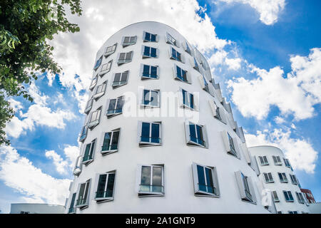 Die Verdrehung und der steigenden Formen der postmodernen Gehry-Bauten im Medienhafen, der Hafen von Düsseldorf, Nordrhein-Westfalen, Deutschland Stockfoto