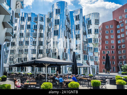 Die Gerry Gebäude am Düsseldorfer Medienhafen windt und Stretching in den Himmel in den amerikanischen Architekten Frank O. Gehry iconic Stil, ihre mirrore Stockfoto