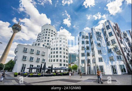 Die Gerry Gebäude am Düsseldorfer Medienhafen windt und Stretching in den Himmel in den ikonischen amerikanischen Architekten Frank O. Gehry ist Stil, ihre mirro Stockfoto