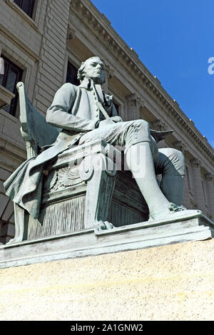 Die Bronzeplastik von Alexander Hamilton auf einem Klismos-Stuhl sitzt vor dem Eingang zum Cuyahoga County Courthouse in Cleveland, Ohio, USA. Stockfoto