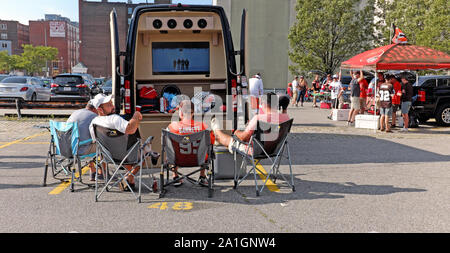 Tailgating mit Fernsehen in der Rückseite der Van vor der Cleveland Browns Spiel auf einem Parkplatz in der Innenstadt von Cleveland, Ohio, USA. Stockfoto