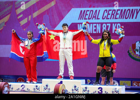 Pattaya, Thailand. 26 Sep, 2019. Wang Zhouyu (C) der China, Kim Un-ju (L) der Demokratischen Volksrepublik Korea und Tamara Yajaira Salazar Arce von Ecuador nehmen an der Siegerehrung nach der Frauen gewichtheben 87 kg bei den Weltmeisterschaften im Gewichtheben 2019 Pattaya, Thailand, Sept. 26, 2019 statt. Credit: Zhang Keren/Xinhua/Alamy leben Nachrichten Stockfoto