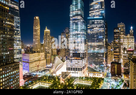 Antenne drone Blick auf New York Wolkenkratzer in der Nacht Stockfoto