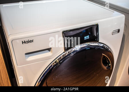 Berlin, Deutschland, Sep 2019 Haier XXL Waschmaschine Wäschetrockner auf Anzeige, Haier Ausstellungspavillon Showroom, globale Innovationen zeigen IFA 2019 Stockfoto