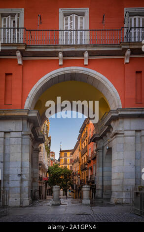 Die Plaza Mayor ist ein wichtiger öffentlicher Raum im Herzen von Madrid, die Hauptstadt von Spanien. Es war einst das Zentrum des alten Madrids. Es wurde zuerst gebaut (1580 - 1 Stockfoto