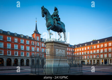 Die Plaza Mayor ist ein wichtiger öffentlicher Raum im Herzen von Madrid, die Hauptstadt von Spanien. Es war einst das Zentrum des alten Madrids. Es wurde zuerst gebaut (1580 - 1 Stockfoto