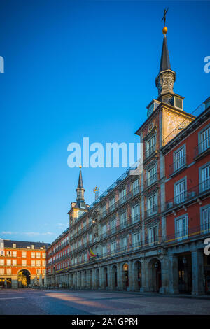 Die Plaza Mayor ist ein wichtiger öffentlicher Raum im Herzen von Madrid, die Hauptstadt von Spanien. Es war einst das Zentrum des alten Madrids. Es wurde zuerst gebaut (1580 - 1 Stockfoto