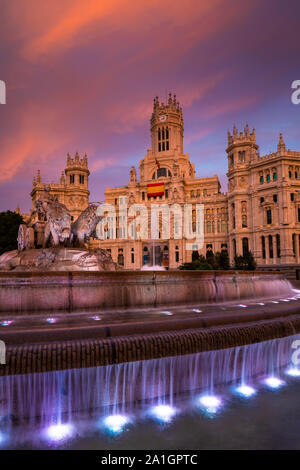 Die Plaza de Cibeles ist ein Quadrat mit einem neo-klassischen Komplex von Marmor Skulpturen mit Springbrunnen, eine iconic Symbol hat für die Stadt verrückt geworden Stockfoto