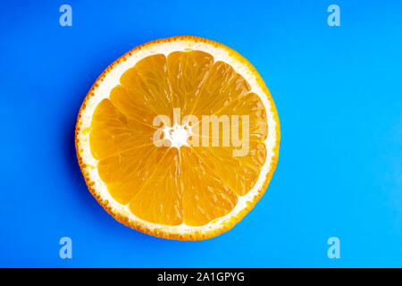 Eine orangefarbene Folie auf einem blauen Hintergrund Stockfoto