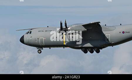 Richmond, British Columbia, Kanada. 24 Sep, 2019. Die Royal Air Force (RAF) Airbus A400M Atlas C.1 (A400M-180) mit Registrierung ZM418, ein 4-engine Turboprop Military Transport Aircraft, landet in Vancouver International Airport. Credit: bayne Stanley/ZUMA Draht/Alamy leben Nachrichten Stockfoto