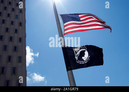 Amerikanische und POW/MIA-Flaggen in Downtown Miami auf der Flagler Street in Anerkennung des POW Day (20. September) Stockfoto