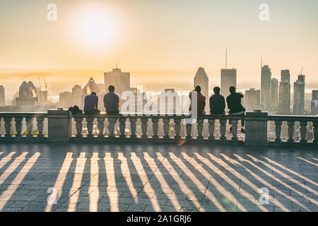 Montreal, CA - 21. September 2019: Skyline von Montreal aus Kondiaronk Belvedere bei Sonnenaufgang Stockfoto