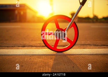 Sonnenuntergang Abstandsmessung Räder auf der Straße Stockfoto