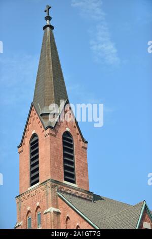 Illinois, USA. Kirchturm und die Struktur der Kirche St. Johannes der Täufer Römisch-katholischen Kirche. Stockfoto