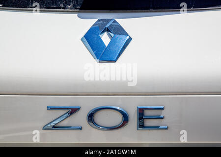 Bordeaux, Frankreich - Juni 2, 2019: Renault Zoe Electric Car Logo. Renault Zoe ist eine Fünftürige supermini Elektroauto von den französischen Hersteller R produziert Stockfoto