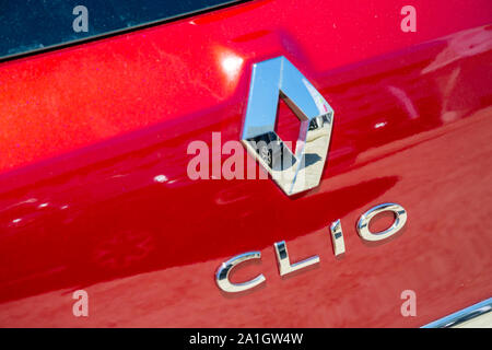 Bordeaux, Frankreich - Juni 2, 2019: Nahaufnahme von roten Renault Clio-Logo auf der Rückseite in der Straße geparkt Stockfoto