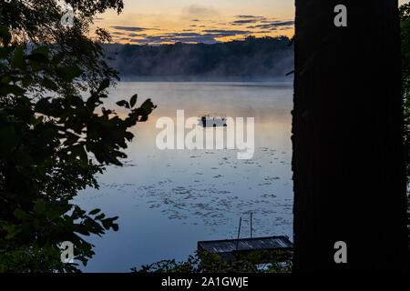 Prairieville, Michigan - ein Schwimmbad floss schwimmt auf Stewart See vor der Morgendämmerung. Stockfoto