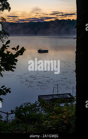 Prairieville, Michigan - ein Schwimmbad floss schwimmt auf Stewart See vor der Morgendämmerung. Stockfoto