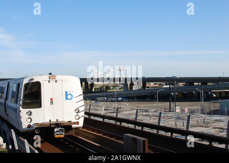 Einen Zug zieht in den Westen Oakland BART-Station. Stockfoto