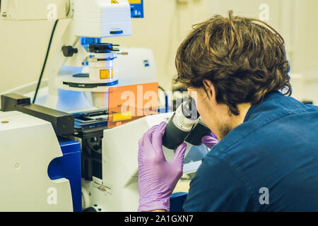 Wissenschaftler arbeiten an einem konfokalen Mikroskop im Labor für biologische Proben untersucht. Stockfoto