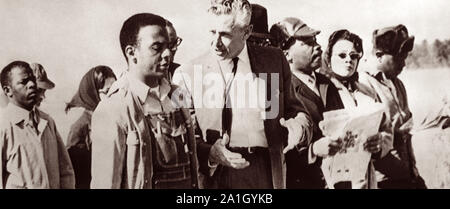 Ehemalige Florida Gouverneur Leroy Collins Gespräche mit Andrew Young während der Selma nach Montgomery März für Zivile Rechte in Alabama im März 1965. Im Bild (von links nach rechts) sind John Lewis, Andrew Young, Leroy Collins, Martin Luther King, Jr., Coretta Scott King und Ralph Abernathy. Stockfoto