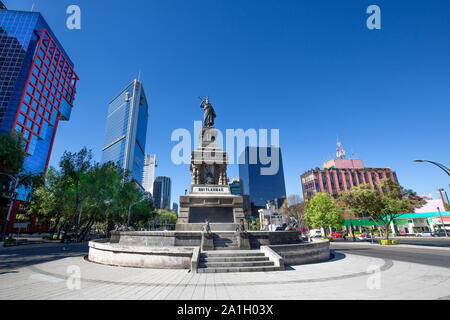 Mexiko, Mexico City - 2 September, 2019: Monument für Cuauhtemoc, der letzte Mexikanische Herrscher von Tenochtitlan, an der Kreuzung der Avenida de los I Stockfoto