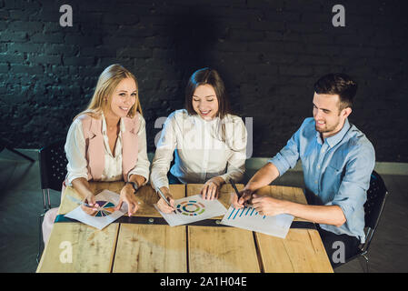 Junges Team von Mitarbeitern bilden große Konferenz Diskussion in der modernen coworking Büro. Teamarbeit. Horizontale, verschwommenen Hintergrund. Stockfoto