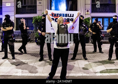 Barcelona, Katalonien, Spanien, 26. September 2019. Die Demonstranten haben den Weg zum Hauptquartier der CPN (National Police Corps) in Barcelona. Dies ist die Polizei des spanischen Staates und wird von den Mossos d'Esquadra, die Polizei von Katalonien geschützt. Credit: Nacho Sánchez/Alamy leben Nachrichten Stockfoto