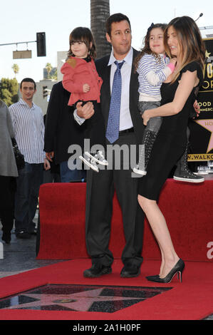 LOS ANGELES, Ca. Februar 01, 2011: Adam Sandler & Frau und Kinder auf dem Hollywood Boulevard, wo er mit dem 2,431 st Stern auf dem Hollywood Walk of Fame geehrt wurde. © 2011 Paul Smith/Featureflash Stockfoto