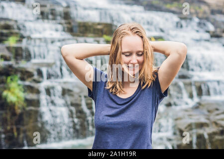 Junge Frau, Wanderer, Touristen auf dem Hintergrund der erstaunliche Pongour Wasserfall ist berühmt und schönsten Herbst in Vietnam. Nicht weit von Dalat Stadt est Stockfoto
