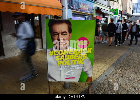 Wien, Österreich. 26 Sep, 2019. Ein wahlplakat von Werner Kogler von den Grünen Partei vor den Sonntag snap Parlamentswahlen am 29. September 2019 nach Medien veröffentlicht eine versteckte-Kamera Aufnahmen, wo die OeVP der Koalitionspartner, die rechtsextreme Freiheitliche Partei (FPÖ) wurde gefangen auf einen Korruptionsskandal und brachte die Regierung. Credit: SOPA Images Limited/Alamy leben Nachrichten Stockfoto