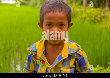 Asiatische Bangladeshi Cute Little Boy (lokal) mit Blick auf die Kamera Stockfoto